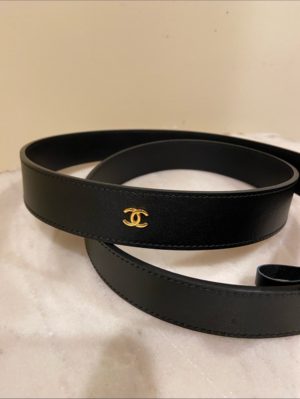CHANEL Black Leather Belt with Gold Interlocking CC Buckle Size 105 - Picture 5 of 13